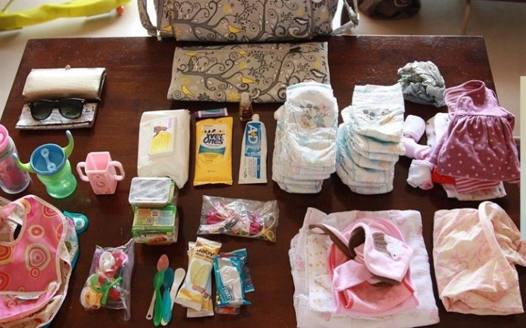 Chuẩn bị đồ dùng cho bé đi du lịch