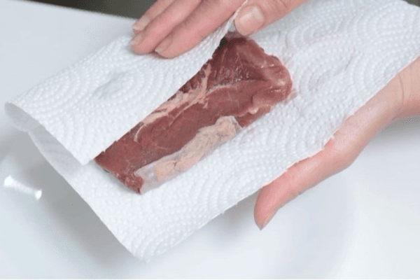 Dùng khăn lau thực phẩm thấm bớt nước