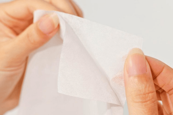 Khăn giấy bị mủn rách, bở dính vào thức ăn gây mất vệ sinh