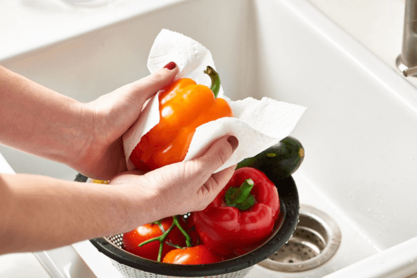 Rửa sạch và làm khô rau củ để bảo quản được lâu hơn