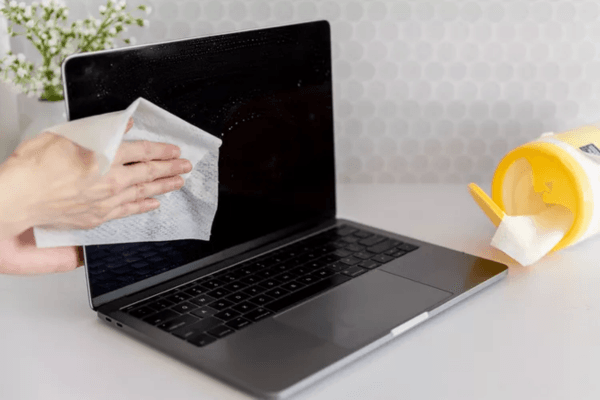 Sai Lầm Phổ Biến Khi Tự Lau Màn Hình Máy Tính Tại Nhà