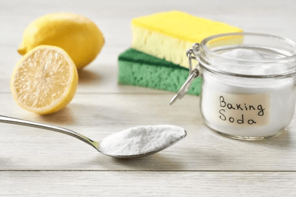 Sử dụng baking soda và giấm ăn để lau bếp từ