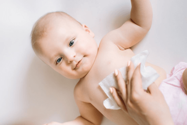 Sử dụng khăn ướt có mùi thơm lau cho bé