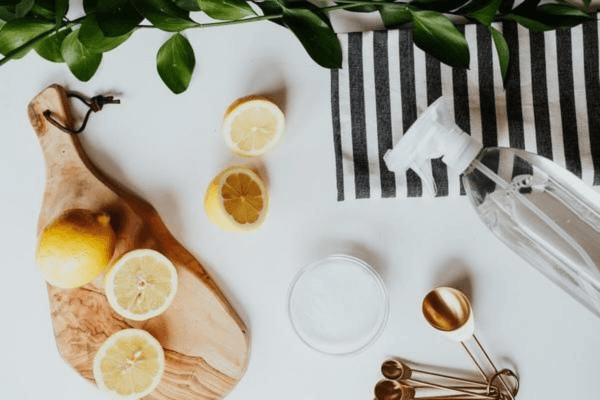 Sử dụng nước chanh tươi hoặc giấm trắng để lau bếp từ
