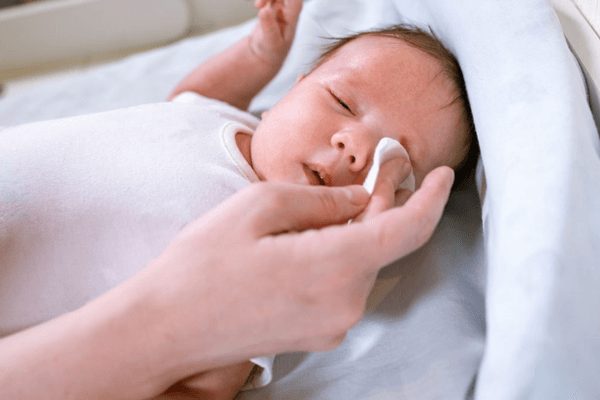 Tiện tay dùng khăn ướt lau mặt, lau miệng cho bé sau khi ăn xong
