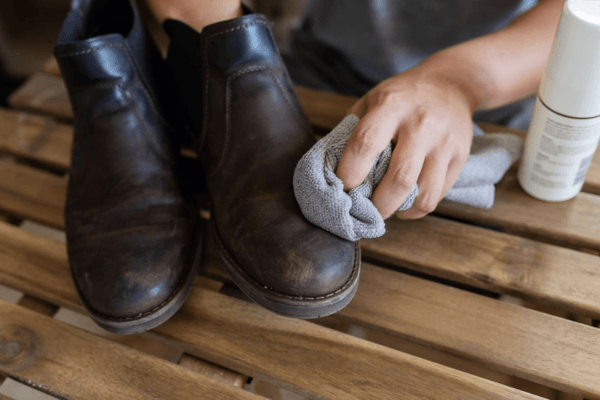 Vệ sinh đối với giày da, da bóng