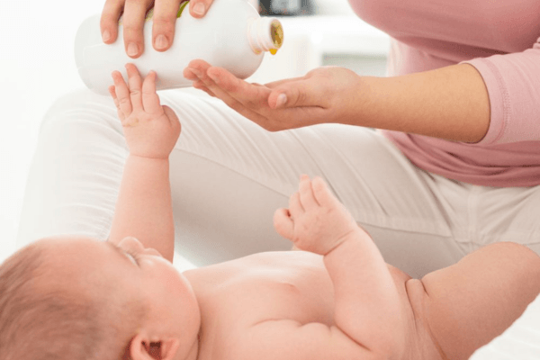 Nên Dùng Khăn Vải Khô Hay Khăn Ướt Để Lau Cho Bé