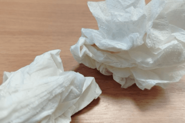 Nguy Cơ Tiềm Ẩn Khi Sử Dụng Khăn Giấy Ăn Kém Chất Lượng