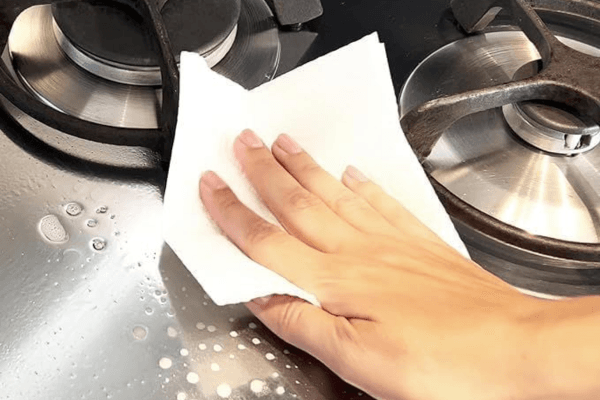 Vệ Sinh Dụng Cụ Và Gian Bếp Gọn Gàng